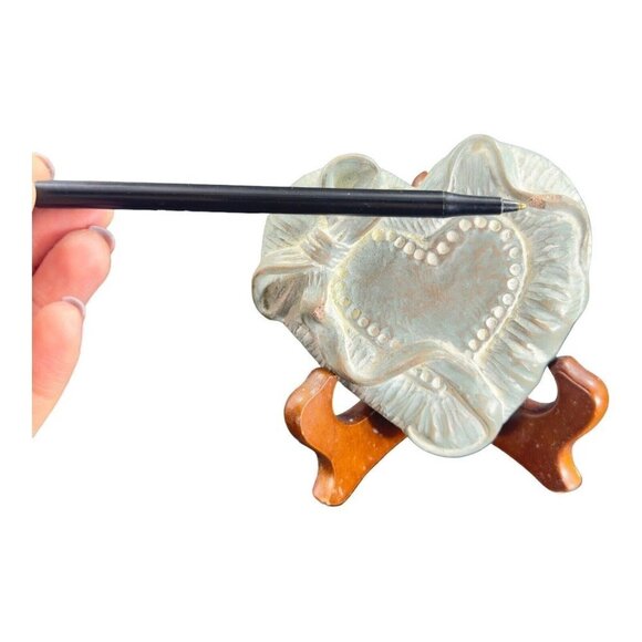 Isabel Bloom Heart Paperweight Figurine W Wooden Stand Heart With A Bow Vintage - Picture 6 of 14